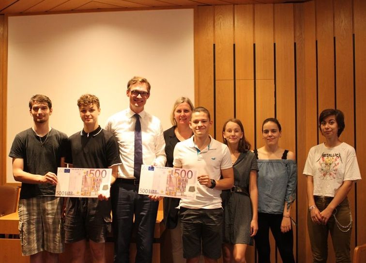 Bürgermeister Tangermann und Anja Kalski vom ANZEIGER mit den Schüler/innen der Schüler/innenvertretungen der IGS und des Gymnasiums.  Foto:pvio