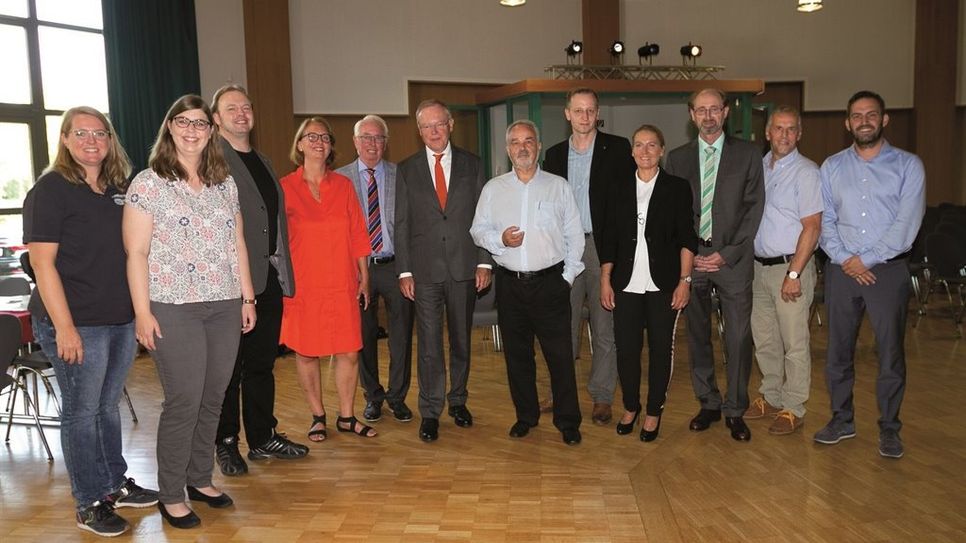 v.l.: Katrin Konen-Witzel (Oberschule Edewecht), Linda Wilken (Emsländische Landschaft), Bernd Grüne-feld (Ostfriesische Landschaft), Martina Westerkamp (Landesschulbehörde), Hilko Gerdes (Vizepräsi-dent Ostfriesische Landschaft), Ministerpräsident Stephan Weil, Thomas Kossendey (Präsident Oldenburgische Landschaft), Stefan Meyer (Oldenburgische Landschaft), Maike Sönksen (Platt is cool), Harm Saathoff (Schulleiter RDS Westerstede), Hans-Hinrich Kahrs (Landesschulbehörde), Cay-Hendryk Meyer (Landesschulbehörde). Foto: eb