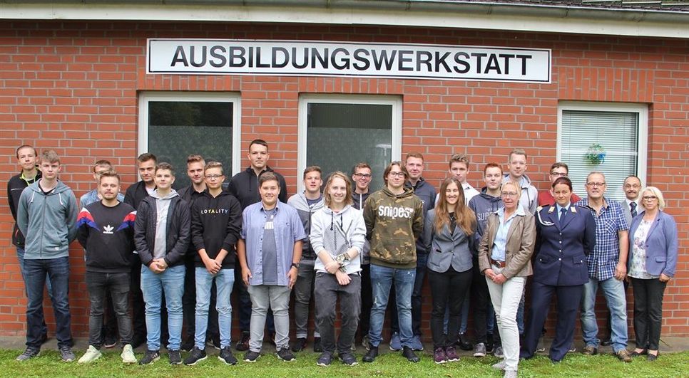 20 junge Menschen begannen zum neuen Lehrjahr im Materialwirtschaftszentrum Einsatz der Bundeswehr in Hesedorf ihre Ausbildungen zum Kfz-Mechatroniker, Fachbereich Pkw, und zum Lagerlogistiker.   Foto: ue