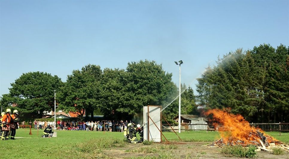 Hier wurde es heiß.  Der junge Löschtrupp des LF 10 bewältigte gekonnt eine Brandsimulation. 
 Foto: khe