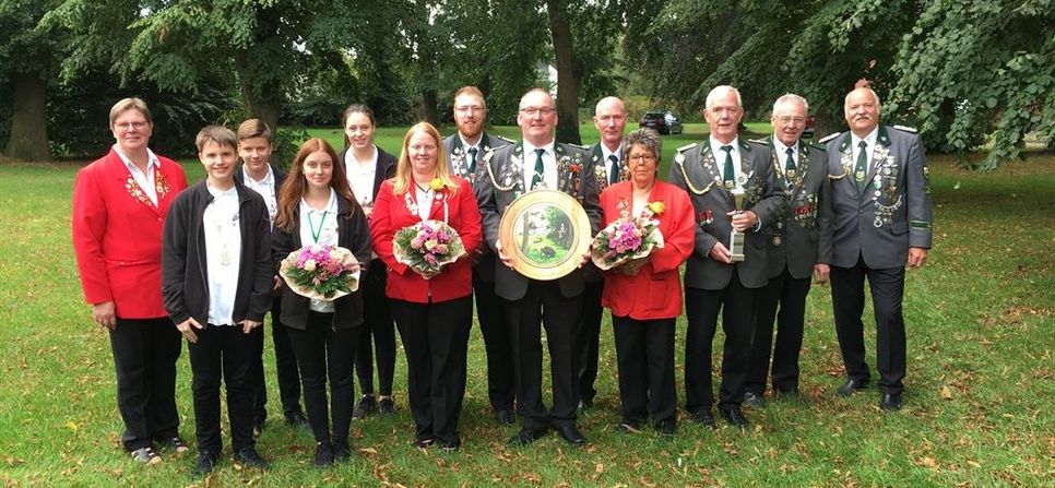 Vizepräsidentin (und neue Herbstmeisterin) Ute Dieckmann-Wellbrock, Kevin Schröder, Gerrit Schwarz, Julia Redmann, Greta Otten, Sabrina Volkmann, Marvin Monsees, Michael Böhrs, Christian Schnarhelt, Ingrid Brodtmann, Bernd Witte, Hans-Heinrich Hartmann und Präsident Detlef Groth. Foto: eb