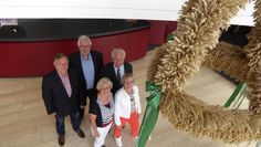 Thorsten Schmidtke, Harald Stehnken, Gisela Senne, Fritz Humborg und Dagmar Jachens (v.li) unter der Erntekrone im Rathaus sind die Macher des 71. Erntefestes in Schwanewede.  Foto: hc