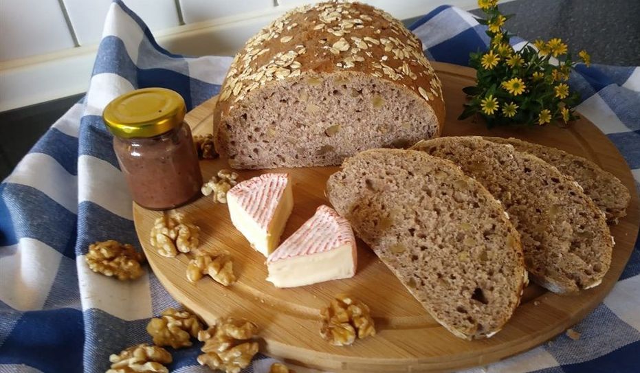 Saftig, kernig und gesund: Meikes leckeres Dinkel-Vollkornbrot mit Walnüssen.  Foto: Meike