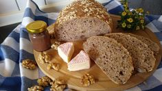 Saftig, kernig und gesund: Meikes leckeres Dinkel-Vollkornbrot mit Walnüssen.  Foto: Meike