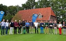 Sieger und „Offizielle“ des Golfturniers freuen sich über den Erfolg vor der schönen Kulisse des Clubhauses.  Foto: eb