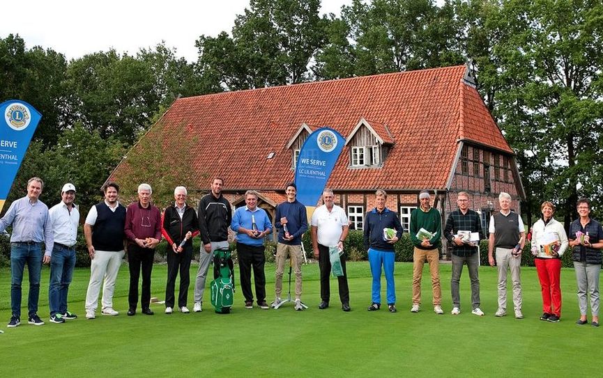 Sieger und „Offizielle“ des Golfturniers freuen sich über den Erfolg vor der schönen Kulisse des Clubhauses.  Foto: eb