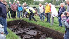 2.000 Jahre alte Spuren menschlichen Wirkens: Kreisarchäologe Dr. Stefan Hesse  (Mitte) präsentiert hier interessierten Mitbürgerinnen und Mitbürgern gefundene Überreste eines alten Bohlenweges, der zur Zeit Christi Geburt eine sichere Passage durch das Moor ermöglichte.  Foto: ue