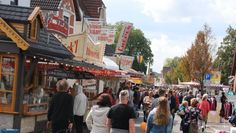 Auch in diesem Jahr lockte die bunte Festmeile des Ritterhuder Hammefestes eine Menge Menschen vor die Tür. Das Wetter spielte mit und hier traf man sich zum geselligen Beisammensein.  Foto: sr