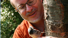 Dr. Uwe Westphal beherrscht über 130 Vogelstimmen.Foto: eb