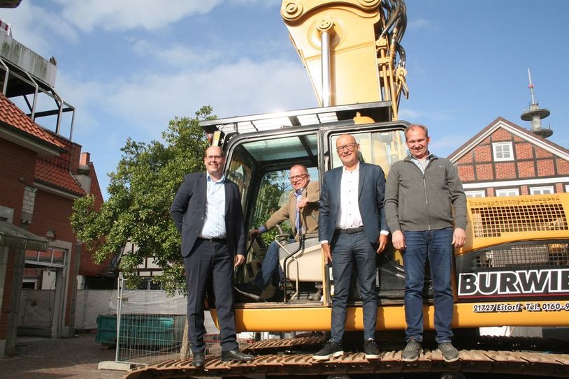 Specht-Geschäftsführer Mike Hemmerich, Bürgermeister Detlev Fischer, Architekt Norbert Behrens und Abrissunternehmer Fred Burwieck gaben den Startschuss für den Abriss.  Fotos: mk