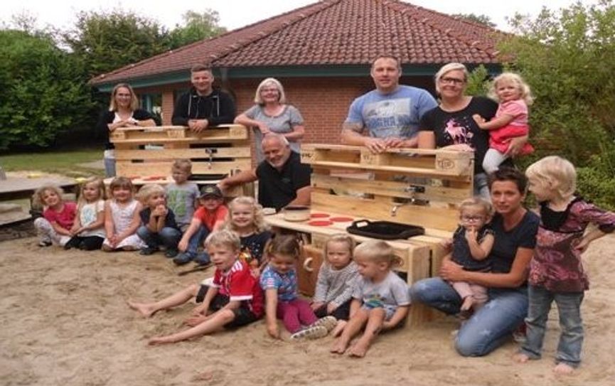 Hier darf ab sofort gematscht werden! Der Treckertreff aus Volkmarst überreichte kürzlich zwei Matschküchen an den Kindergarten in Basdahl. Foto: eb