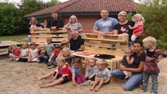 Hier darf ab sofort gematscht werden! Der Treckertreff aus Volkmarst überreichte kürzlich zwei Matschküchen an den Kindergarten in Basdahl. Foto: eb