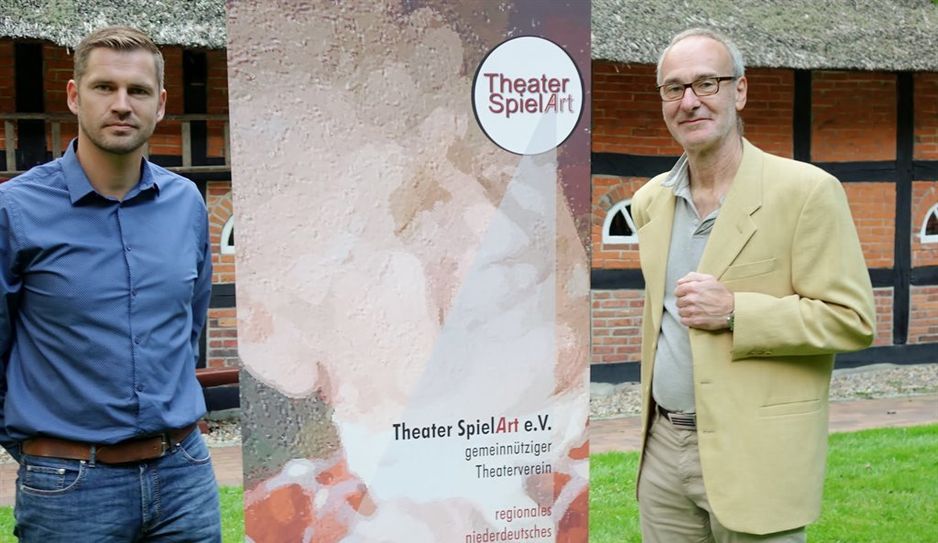 Heimatverein-Vorstandsmitglied Oliver Fröhlich (l.) und Regisseur Thomas G. Willberger stellten das neue Theaterstück „Von‘t Lief un von de Leev“ vom Theater SpielArt vor, das am kommenden Wochenende im Heimathaus Wachholz aufgeführt wird.  Foto: khe