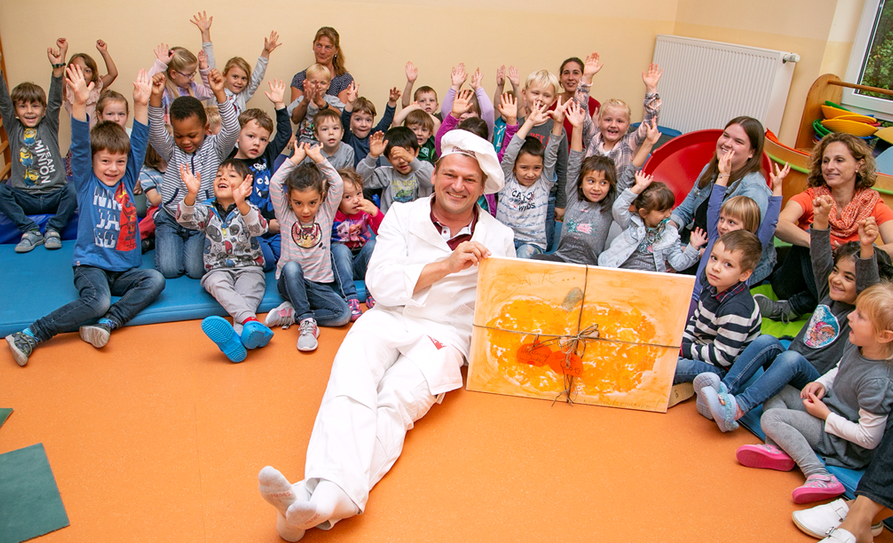 Bäckermeister Maik Starke freute sich über das tolle Kürbisbild der KiTa Lehmbarg-Kids und überreichte eine Spende von 500 Euro.  Foto: eb