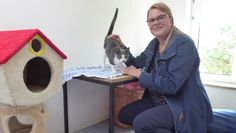 Laura Tolle vom Verein Tiere in Not e. V. sucht für die hübsche Sina ein neues Zuhause. Derzeit leben 40 Katzen in der Tierauffangstation, die gern neue Besitzer hätten.  Foto: hc