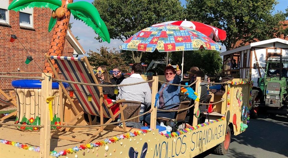 Mit bunt geschmückten Wagen geht es beim Ernteumzug durch Kuhstedt. Fotos: eb