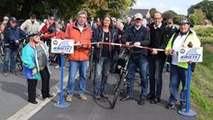 Bürgermeister von Holste Eckehard Schütt (re.), Landrat Bernd Lütjen (3. v. re.), die Gäste und Besucher/innen eröffneten gemeinsam den neuen Radweg.  Foto: eb