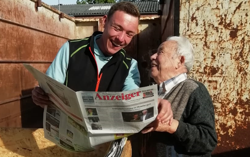 Günther Hütten (re.) verabschiedet sich im Alter von fast 90 Jahren von der aktiven Mitarbeit bei den Altpapiersammlungen.  Foto: eb