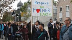 Osterholz-Scharmbeck (jgir). „Alle fürs Klima“ - unter diesem Motto demonstrierten an diesem Freitag Menschen weltweit für mehr Klimaschutz. In Deutschland waren „friday for future“ Proteste in über 500 Städten geplant. So auch in Osterholz-Scharmbeck, wo man die Menschenansammlung mit zahlreichen Plakaten und Mahnungen an das Umwelt- und Klimabewusstsein sehen konnte. Friedlich bahnte sich der Demonstrationszug seinen Weg durch die Stadt. Neben Kindern und Jugendlichen waren auch Erwachsene aufgerufen, mitzumachen. Deutschlandweit wurde mit über 600.000 Teilnehmern gerechnet.  Foto: Jennifer Fabienne Kramer