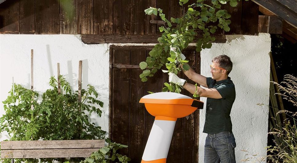 Grünschnitt von Bäumen, Hecken und Sträuchern lässt sich mit dem Häcksler selbst zerkleinern und anschließend im eigenen Garten etwa als Mulchschicht nutzen.  Foto: djd/STIHL