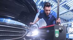 Jedes Jahr laden viele Kfz-Betriebe ihre Kunden im Oktober zum Lichttest ein. Foto: djd/Kfzgewerbe