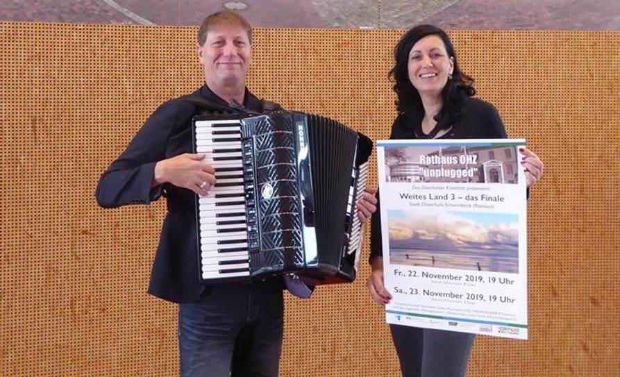 Susanne Stelljes und Detlef Gödicke testen die Bühne im Ratssaal, auf der auch das Konzert stattfinden wird.  Foto: hc