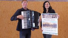 Susanne Stelljes und Detlef Gödicke testen die Bühne im Ratssaal, auf der auch das Konzert stattfinden wird.  Foto: hc