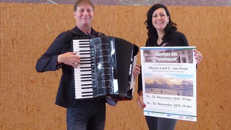 Susanne Stelljes und Detlef Gödicke testen die Bühne im Ratssaal, auf der auch das Konzert stattfinden wird.  Foto: hc