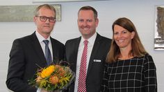 IHK-Vizepräsident Andreas Meyer (Mitte) und IHK-Hauptgeschäftsführerin Maike Bielfeldt gratulierten dem frisch gewählten Präsidenten Matthias Kohlmann. Foto: eb