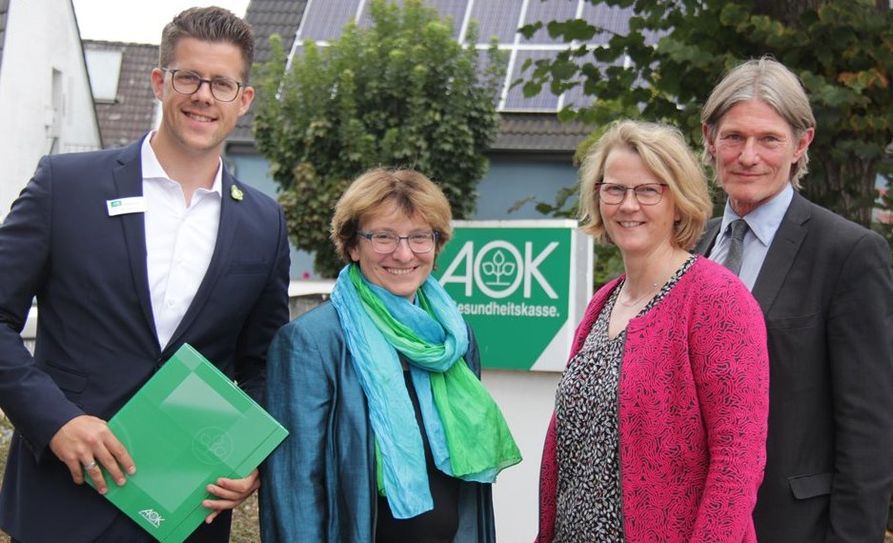 Jörn Willer, Maike Jaschok (AOK), Bettina Szlagowski und Norbert Mathy freuen sich gemeinsam über die Fördersumme.  Foto: jm