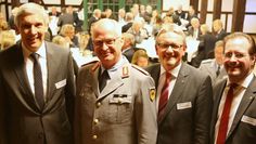 Bürgermeister Torsten Rohde, Generalinspekteur Eberhard Zorn, Landrat Bernd Lütjen und Vorsitzender des Vereins Norddeutsche Tafelrunde, Dr. Marcus Seifert, im Gut Sandbeck (v.li.).  Foto: ek