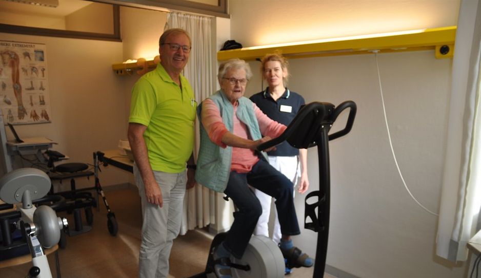 Chefarzt Dr. Oskar Freudenthaler, Patientin Hildegard Karusseit und Physiotherapeutin Corinna Kaulbars. Foto: eb