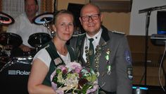 Das neue Vizekönigspaar Kristin und Dennis Staffeldt präsentiert sich stolz mit den Insignien der Macht. Foto: dcl