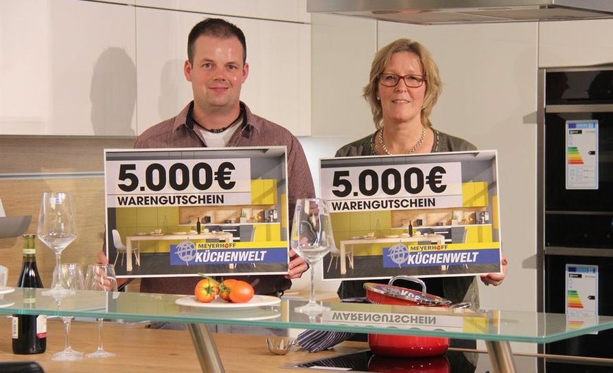 Christian Wienberg aus Hesedorf und Andrea Segelken aus Grasberg sind zwei der drei glücklichen Gewinner, die eine Einbauküche im Wert von 5.000 Euro erhalten.  Foto: jm