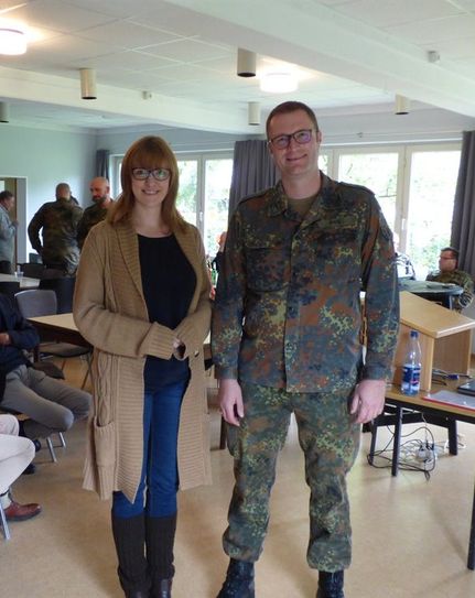 Marie Jordan begrüßte Oberstleutnant Daniel Immel zur Patenschaftsveranstaltung Garlstedts mit der Lehrgruppe B.  Foto: eb