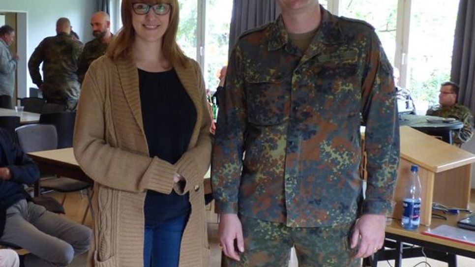 Marie Jordan begrüßte Oberstleutnant Daniel Immel zur Patenschaftsveranstaltung Garlstedts mit der Lehrgruppe B.  Foto: eb