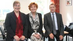 Justizministerin Barbara Havliza (Mitte) mit Amtsgerichtsdirektor Helmut Claudé und der stellvertretenden Geschäftsstellenleiterin Isabell Sziede.  Foto: sla