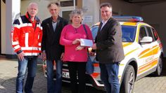 Volker Leopold, Thomas Krüger, Dorothea Brauns und Patrick Grotheer (von links) bei der Spendenübergabe an der DRK-Notarztstation.  Foto: lse