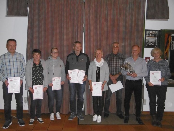 Sie wurden auf der Jahreshauptversammlung des TSV Lamstedt geehrt (v.l.): Harald Tiedemann, Renate Brandt, Mareike Brandt, Günter Kaul, Bärbel Skott, Horst Raap, Jürgen Hellwege und Ulrike Plötzky.  Foto: sla