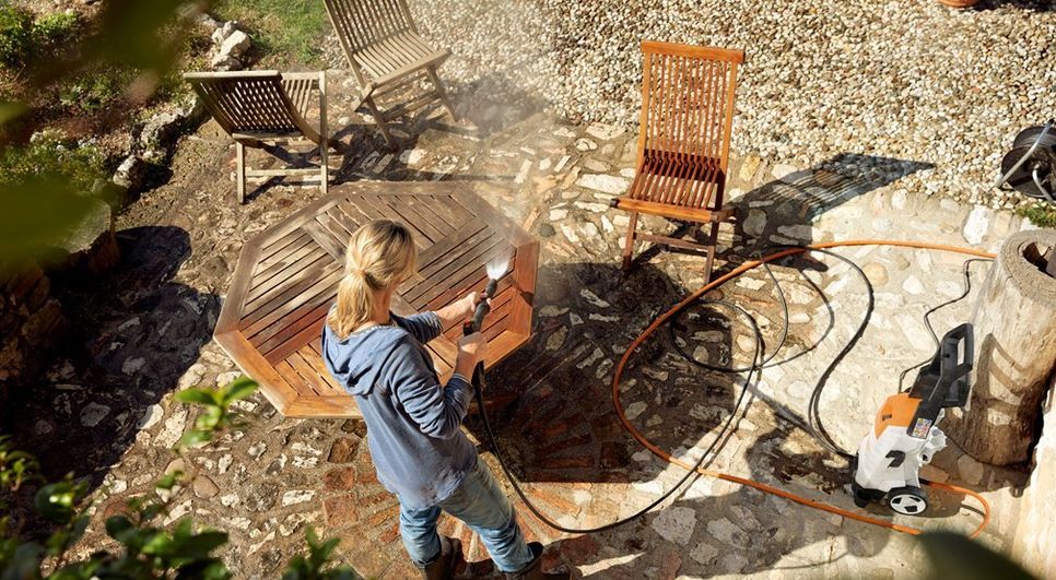 Bevor sie in ihr Winterlager umziehen, bekommen auch die Gartenmöbel eine gründliche Reinigung.
 Foto: djd/STIHL