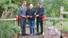 Bürgermeister Kristian Tangermann, der erste Vorsitzende der Landjugend, Malte Rohdenburg, und Pastor Wildrik Piper (von links) machten den Weg in den Park frei.  Foto: ui