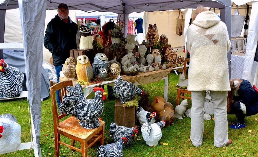 Viel zu entdecken gab es auf dem sechsten Kunsthandwerkermarkt in  Hesedorf. Foto: Ralf G. Poppe