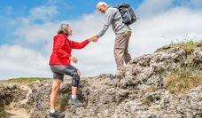 Bewegung tut gut, denn dadurch wird mehr Gelenkflüssigkeit produziert. Der verletzte Knorpel kann mit Flüssigkeit und Nährstoffen versorgt werden. Foto: djd/medi