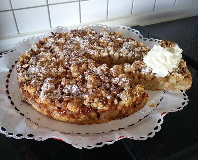 Mit einem dicken Klecks Sahne und zu Kaffee oder Tee besonders lecker - Meikes zuckersüßer Apfelkuchen. Foto: Meike