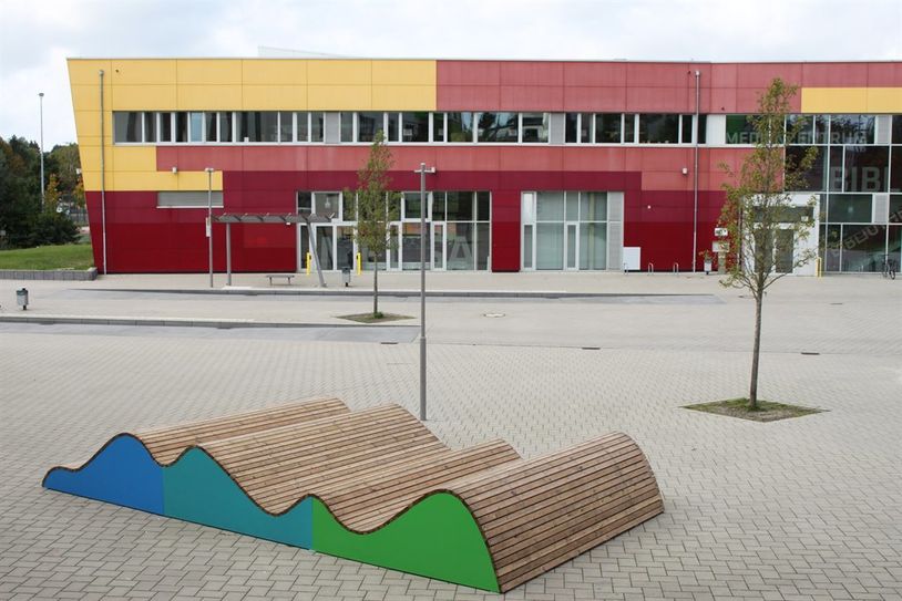 Die neue Wellenliege mitten auf dem Campus für lebenslanges Lernen ist farblich an das Campus-Logo sowie an die Farben der Stadt Osterholz-Scharmbeck angepasst. Fotos: jgir