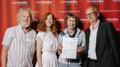 Rolf Saade (li.), Ute Meyer-Rieke (Mitte re.), Schauspielerin Marleen Lohse und nordmedia-Geschäftsführer Thomas Schäffer bei der Preisverleihung in Gronau.  Foto: nordmedia/David Carreño Hansen