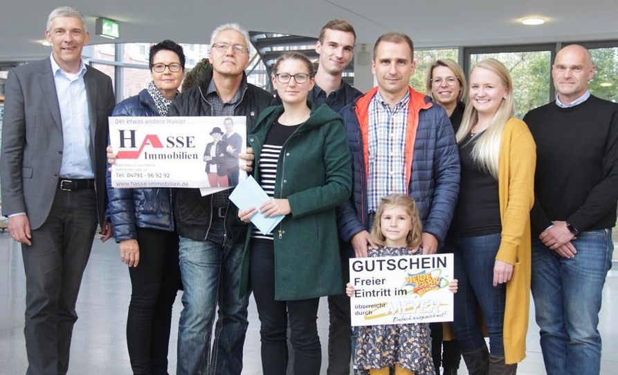 Die Gewinner und Sponsoren des Herbstmarkt-Ratespiels freuten sich gemeinsam bei der Übergabe im Rathaus.  Foto: jm