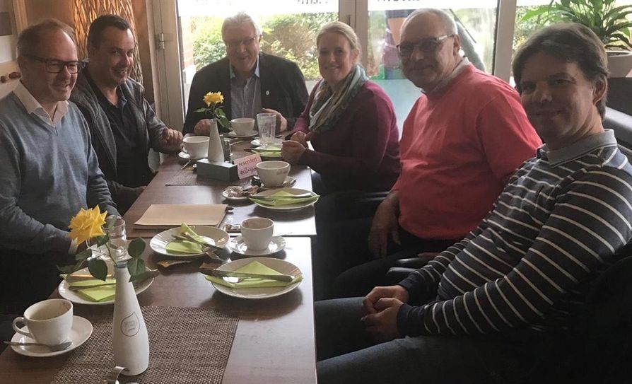 Der Austausch mit den Akteuren vor Ort ist für Oliver Lottke von entscheidender Bedeutung. Bei Kaffee und Kuchen ging es um wichtige politische Belange der Gemeinde Schwanewede.  Foto: eb