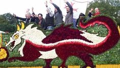 Die Jury hatte es schließlich schwer, die teilweise komplett aus Blumen hergestellten Erntewagen zu bewerten.  Foto: eb