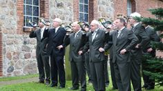 Die Jagdhornbläser Wesermünde-Süd stimmen die Besucher musikalisch auf den Hubertus-Gottesdienst ein.  Foto: khe